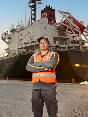 hombre y detras barco y camion