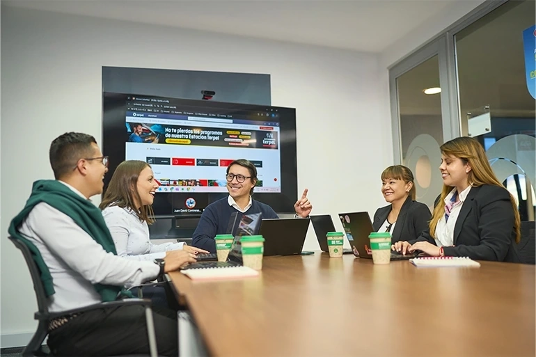personas reunidas en sala de junta
