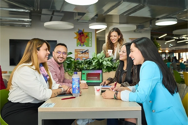 personas teniendo conversación casual y sonrientes
