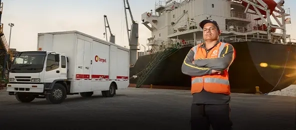 hombre y detras barco y camion